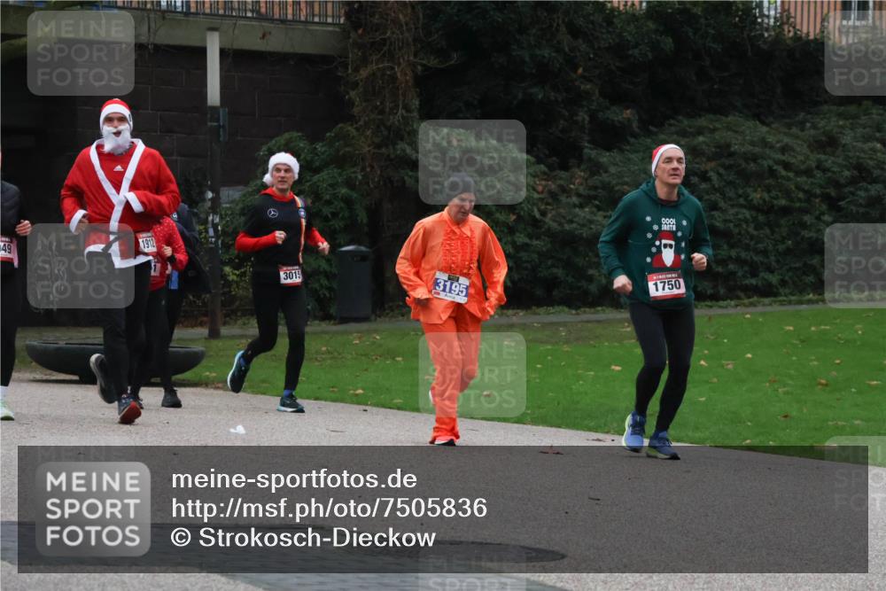 08.12.2024 - St. Pauli X-Mass-Run No. 14 Strokosch-Dieckow http://msf.ph/oto/7505836 08.12.2024 09:41:12 Laufen 49, 1912, 3015, 3195, 1750 meine-sportfotos.de