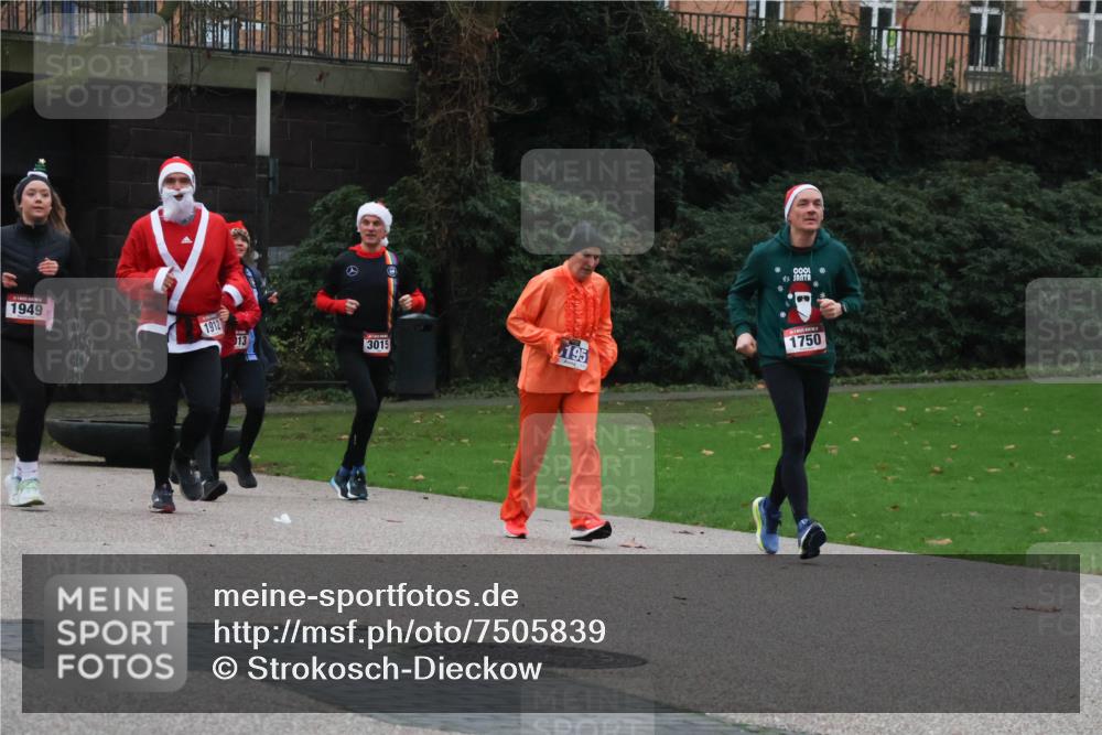 08.12.2024 - St. Pauli X-Mass-Run No. 14 Strokosch-Dieckow http://msf.ph/oto/7505839 08.12.2024 09:41:12 Laufen 1949, 1912, 13, 3015, 195, 1750 meine-sportfotos.de