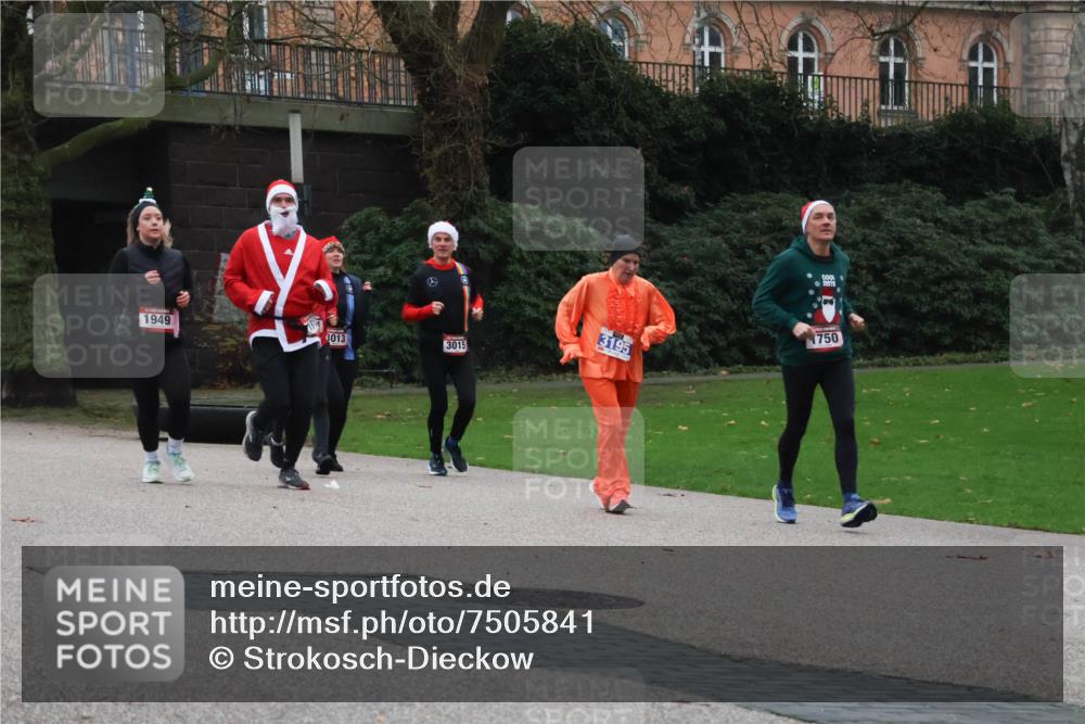 08.12.2024 - St. Pauli X-Mass-Run No. 14 Strokosch-Dieckow http://msf.ph/oto/7505841 08.12.2024 09:41:12 Laufen 1949, 3013, 3015, 3195, 1750 meine-sportfotos.de