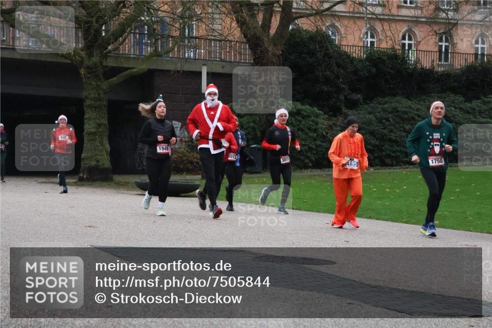 08.12.2024 - St. Pauli X-Mass-Run No. 14 Strokosch-Dieckow http://msf.ph/oto/7505844 08.12.2024 09:41:12 Laufen 946, 1949, 3013, 3015, 195, 1750 meine-sportfotos.de