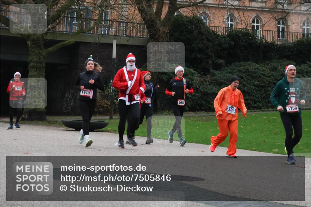 08.12.2024 - St. Pauli X-Mass-Run No. 14 Strokosch-Dieckow http://msf.ph/oto/7505846 08.12.2024 09:41:13 Laufen 946, 1949, 1912, 3013, 3015, 0001, 3195, 1750 meine-sportfotos.de