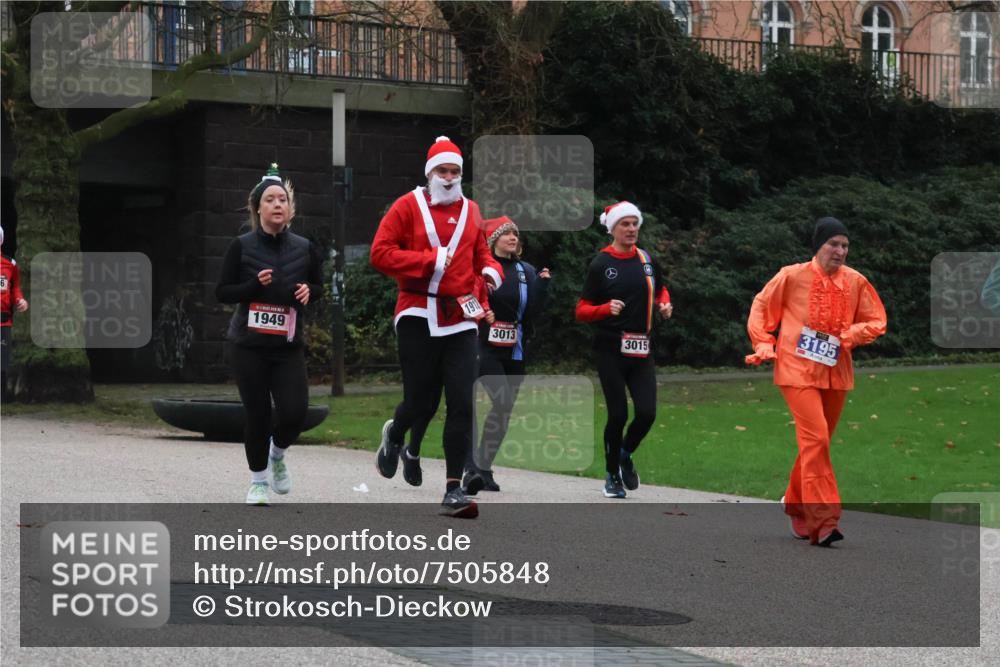 08.12.2024 - St. Pauli X-Mass-Run No. 14 Strokosch-Dieckow http://msf.ph/oto/7505848 08.12.2024 09:41:13 Laufen 1949, 1912, 3013, 3015, 3195 meine-sportfotos.de