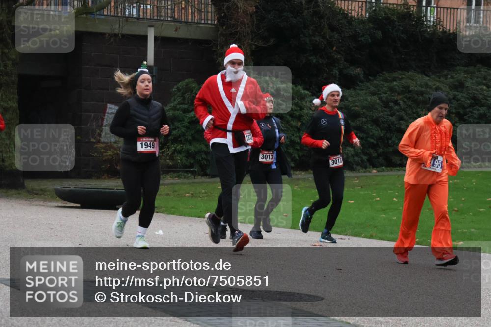 08.12.2024 - St. Pauli X-Mass-Run No. 14 Strokosch-Dieckow http://msf.ph/oto/7505851 08.12.2024 09:41:13 Laufen 1949, 3013, 3015, 195 meine-sportfotos.de