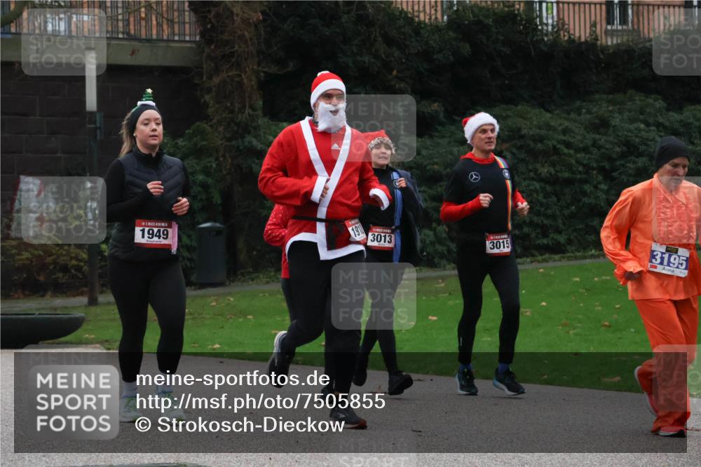 08.12.2024 - St. Pauli X-Mass-Run No. 14 Strokosch-Dieckow http://msf.ph/oto/7505855 08.12.2024 09:41:14 Laufen 1949, 1911, 3013, 3015, 3195 meine-sportfotos.de