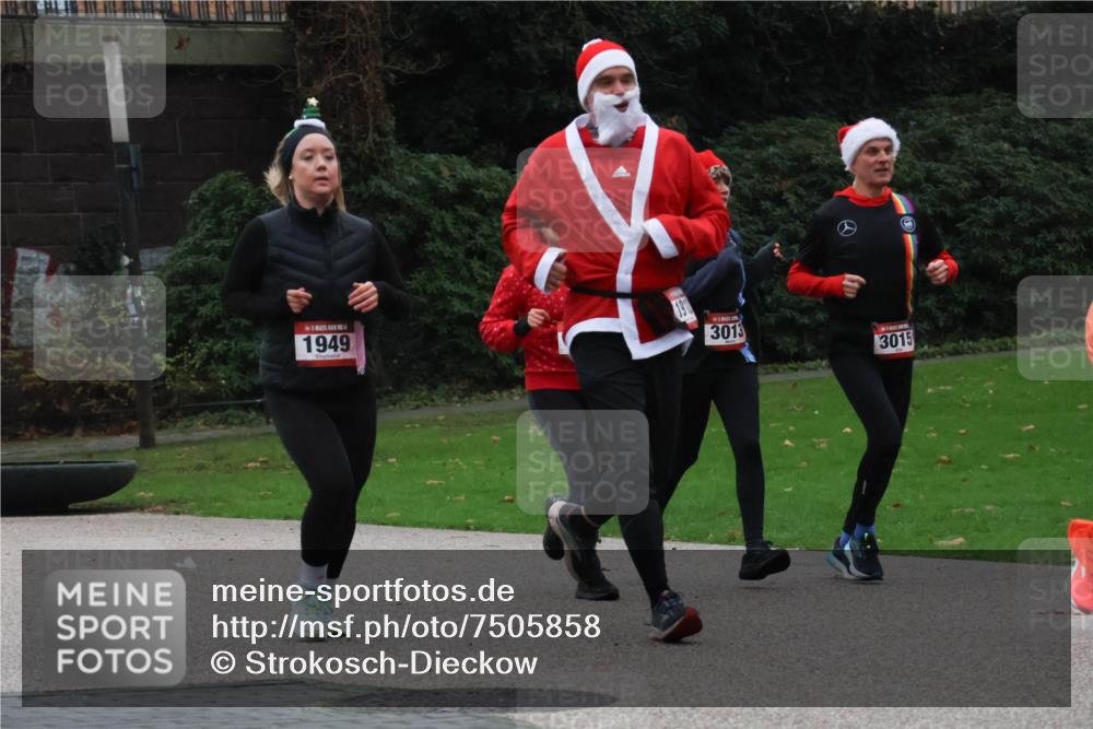 08.12.2024 - St. Pauli X-Mass-Run No. 14 Strokosch-Dieckow http://msf.ph/oto/7505858 08.12.2024 09:41:14 Laufen 1949, 3013, 3015 meine-sportfotos.de