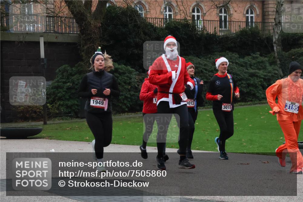 08.12.2024 - St. Pauli X-Mass-Run No. 14 Strokosch-Dieckow http://msf.ph/oto/7505860 08.12.2024 09:41:14 Laufen 3013, 1949, 3015, 3195 meine-sportfotos.de