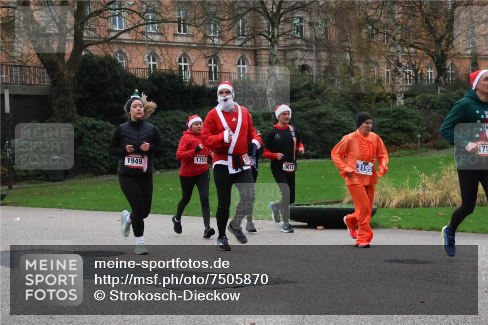 08.12.2024 - St. Pauli X-Mass-Run No. 14 Strokosch-Dieckow http://msf.ph/oto/7505870 08.12.2024 09:41:15 Laufen 1751, 3015, 1949, 3195, 175 meine-sportfotos.de