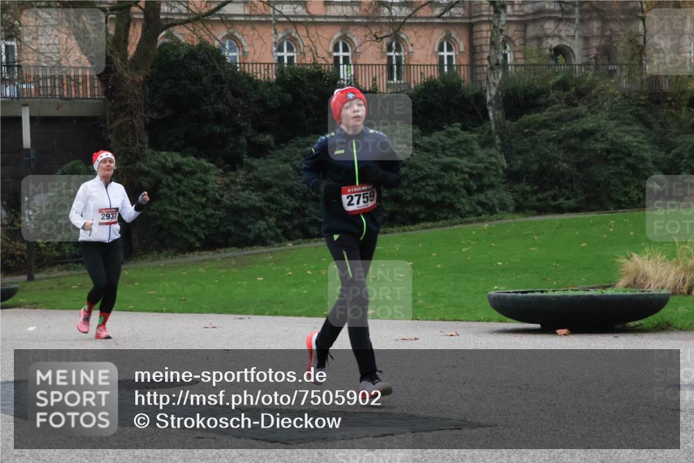 08.12.2024 - St. Pauli X-Mass-Run No. 14 Strokosch-Dieckow http://msf.ph/oto/7505902 08.12.2024 09:41:23 Laufen 2937, 2759 meine-sportfotos.de