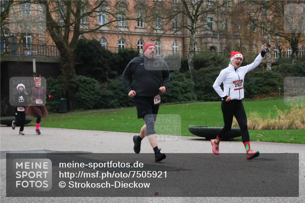 08.12.2024 - St. Pauli X-Mass-Run No. 14 Strokosch-Dieckow http://msf.ph/oto/7505921 08.12.2024 09:41:26 Laufen 1021, 20, 1067, 1784, 2937 meine-sportfotos.de