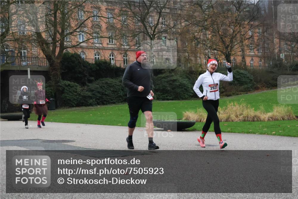08.12.2024 - St. Pauli X-Mass-Run No. 14 Strokosch-Dieckow http://msf.ph/oto/7505923 08.12.2024 09:41:26 Laufen 1067, 1021, 2937 meine-sportfotos.de