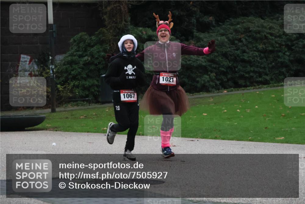 08.12.2024 - St. Pauli X-Mass-Run No. 14 Strokosch-Dieckow http://msf.ph/oto/7505927 08.12.2024 09:41:27 Laufen 1021, 20, 1067 meine-sportfotos.de