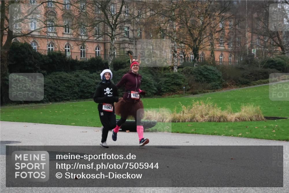 08.12.2024 - St. Pauli X-Mass-Run No. 14 Strokosch-Dieckow http://msf.ph/oto/7505944 08.12.2024 09:41:29 Laufen 1067, 20, 1021 meine-sportfotos.de
