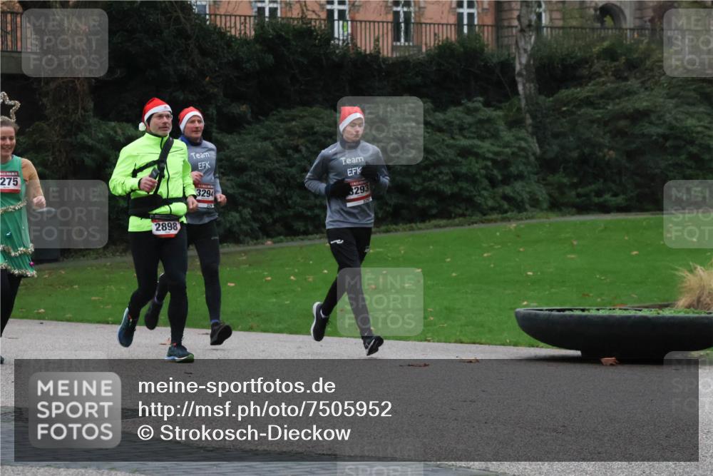 08.12.2024 - St. Pauli X-Mass-Run No. 14 Strokosch-Dieckow http://msf.ph/oto/7505952 08.12.2024 09:41:31 Laufen 275, 3294, 32, 293, 2898 meine-sportfotos.de