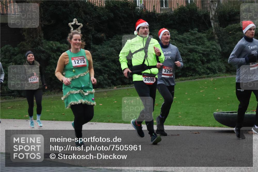 08.12.2024 - St. Pauli X-Mass-Run No. 14 Strokosch-Dieckow http://msf.ph/oto/7505961 08.12.2024 09:41:32 Laufen 2361, 1275, 3294, 329, 2898 meine-sportfotos.de