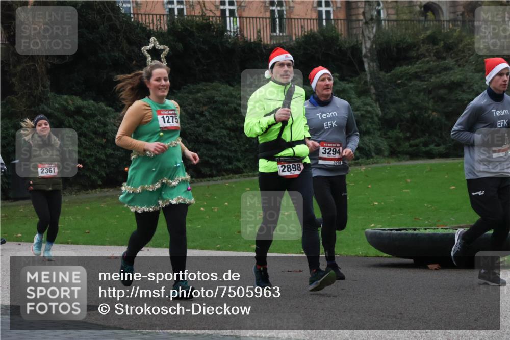 08.12.2024 - St. Pauli X-Mass-Run No. 14 Strokosch-Dieckow http://msf.ph/oto/7505963 08.12.2024 09:41:32 Laufen 2361, 1275, 2898, 3294, 3294 meine-sportfotos.de