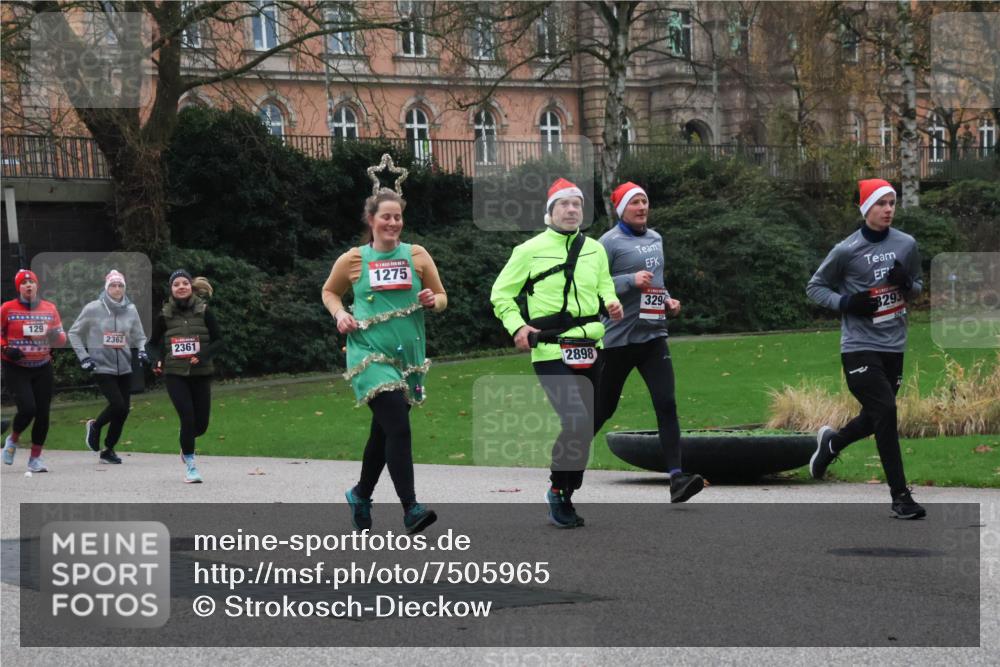 08.12.2024 - St. Pauli X-Mass-Run No. 14 Strokosch-Dieckow http://msf.ph/oto/7505965 08.12.2024 09:41:33 Laufen 129, 2362, 2361, 1275, 2898, 3294, 8293 meine-sportfotos.de