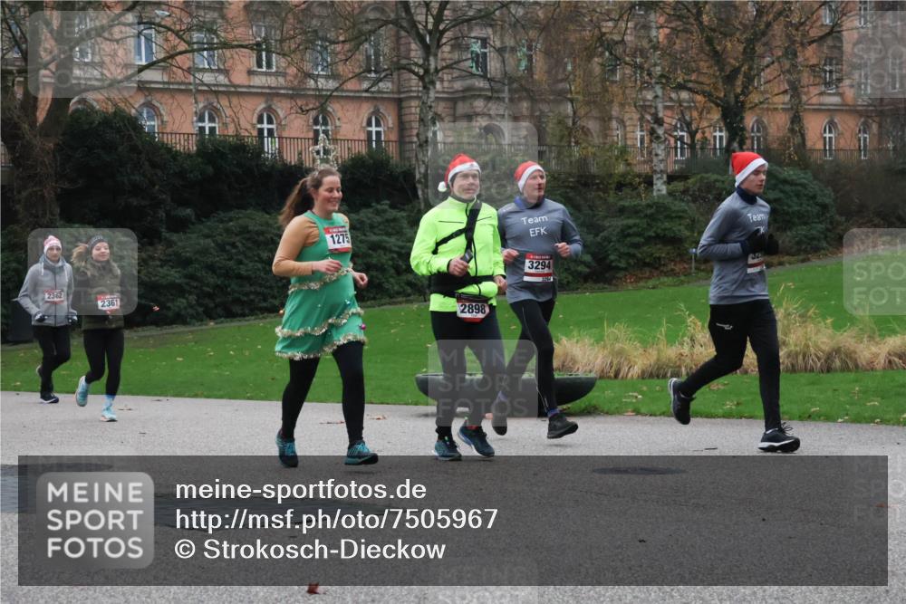 08.12.2024 - St. Pauli X-Mass-Run No. 14 Strokosch-Dieckow http://msf.ph/oto/7505967 08.12.2024 09:41:33 Laufen 2362, 2361, 1275, 2898, 3294 meine-sportfotos.de