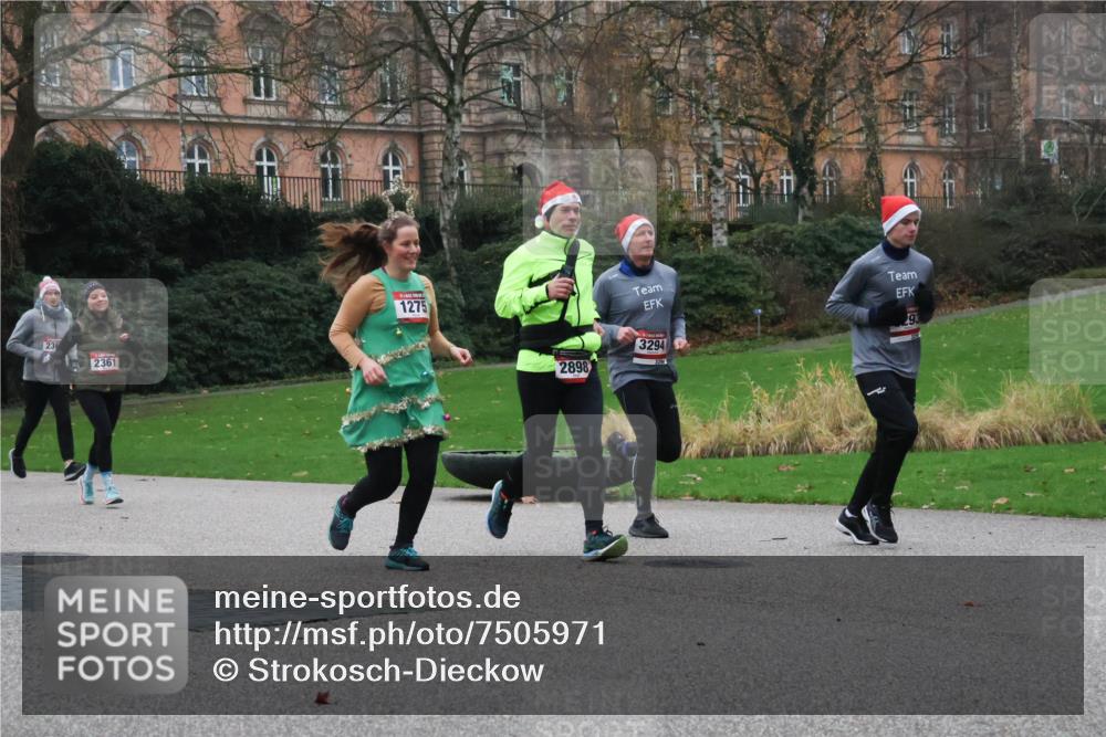 08.12.2024 - St. Pauli X-Mass-Run No. 14 Strokosch-Dieckow http://msf.ph/oto/7505971 08.12.2024 09:41:33 Laufen 23, 2361, 1275, 3294, 2898, 1628, 93 meine-sportfotos.de