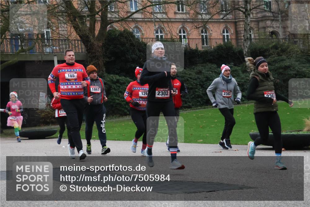 08.12.2024 - St. Pauli X-Mass-Run No. 14 Strokosch-Dieckow http://msf.ph/oto/7505984 08.12.2024 09:41:35 Laufen 1243, 275, 165, 1867, 129, 2302, 25, 2362, 361 meine-sportfotos.de