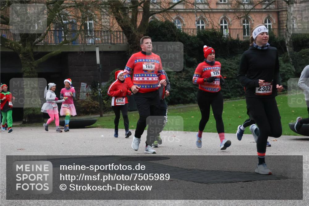 08.12.2024 - St. Pauli X-Mass-Run No. 14 Strokosch-Dieckow http://msf.ph/oto/7505989 08.12.2024 09:41:35 Laufen 12, 1243, 2758, 165, 129, 2302 meine-sportfotos.de