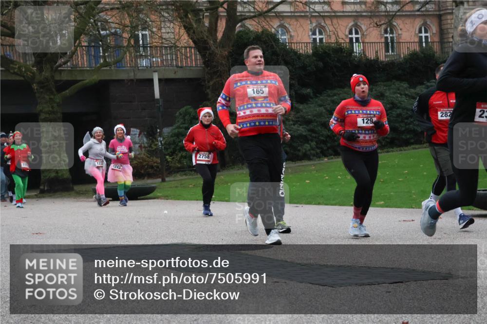 08.12.2024 - St. Pauli X-Mass-Run No. 14 Strokosch-Dieckow http://msf.ph/oto/7505991 08.12.2024 09:41:36 Laufen 10, 1232, 1243, 2758, 165, 129, 282, 23 meine-sportfotos.de