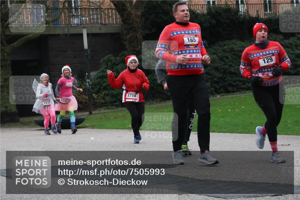 08.12.2024 - St. Pauli X-Mass-Run No. 14 Strokosch-Dieckow http://msf.ph/oto/7505993 08.12.2024 09:41:36 Laufen 1232, 1243, 2758, 2758, 165, 129 meine-sportfotos.de