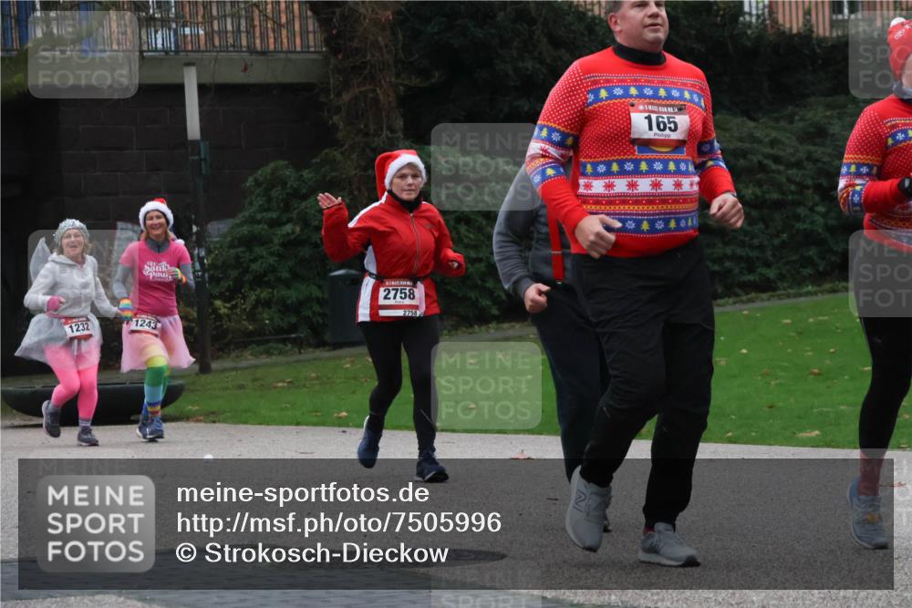 08.12.2024 - St. Pauli X-Mass-Run No. 14 Strokosch-Dieckow http://msf.ph/oto/7505996 08.12.2024 09:41:36 Laufen 1910, 2758, 2758, 1232, 1243, 14, 165 meine-sportfotos.de