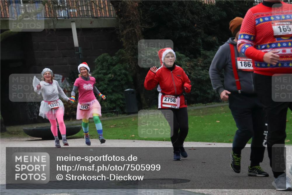 08.12.2024 - St. Pauli X-Mass-Run No. 14 Strokosch-Dieckow http://msf.ph/oto/7505999 08.12.2024 09:41:37 Laufen 1232, 1243, 2758, 2758, 1867, 165 meine-sportfotos.de