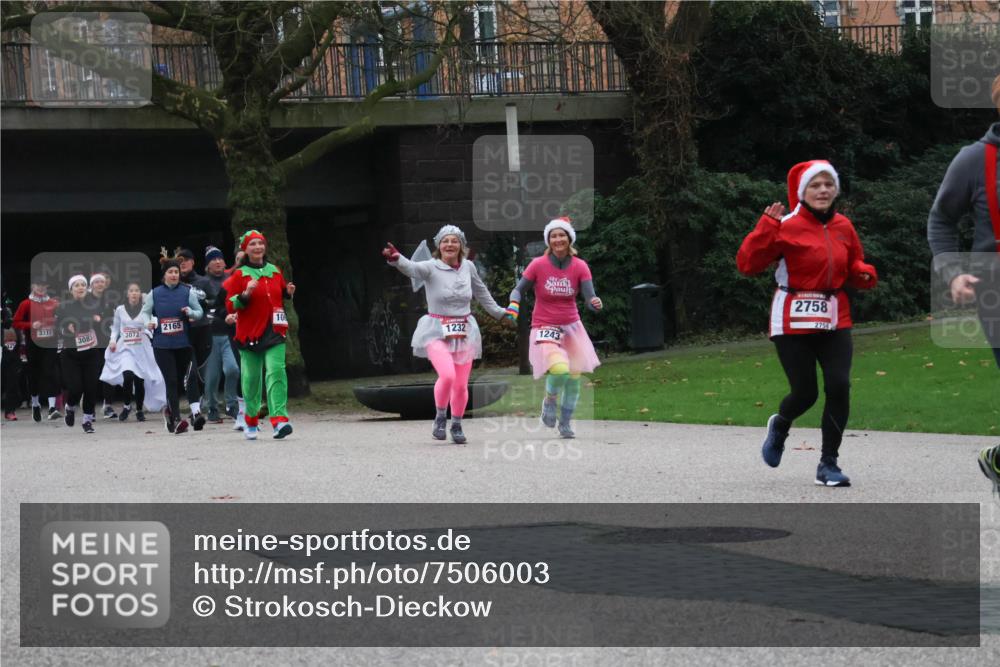 08.12.2024 - St. Pauli X-Mass-Run No. 14 Strokosch-Dieckow http://msf.ph/oto/7506003 08.12.2024 09:41:37 Laufen 25, 3317, 2165, 10, 3083, 3072, 1232, 1243, 2758, 2758 meine-sportfotos.de