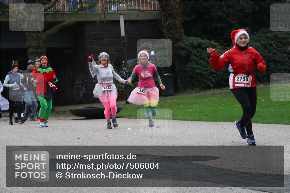 08.12.2024 - St. Pauli X-Mass-Run No. 14 Strokosch-Dieckow http://msf.ph/oto/7506004 08.12.2024 09:41:37 Laufen 2758, 2758, 1232, 2165, 1243 meine-sportfotos.de