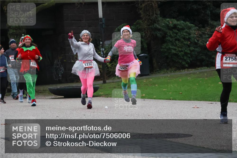 08.12.2024 - St. Pauli X-Mass-Run No. 14 Strokosch-Dieckow http://msf.ph/oto/7506006 08.12.2024 09:41:37 Laufen 2165, 89, 1232, 106, 1919, 2758, 2758, 1243 meine-sportfotos.de