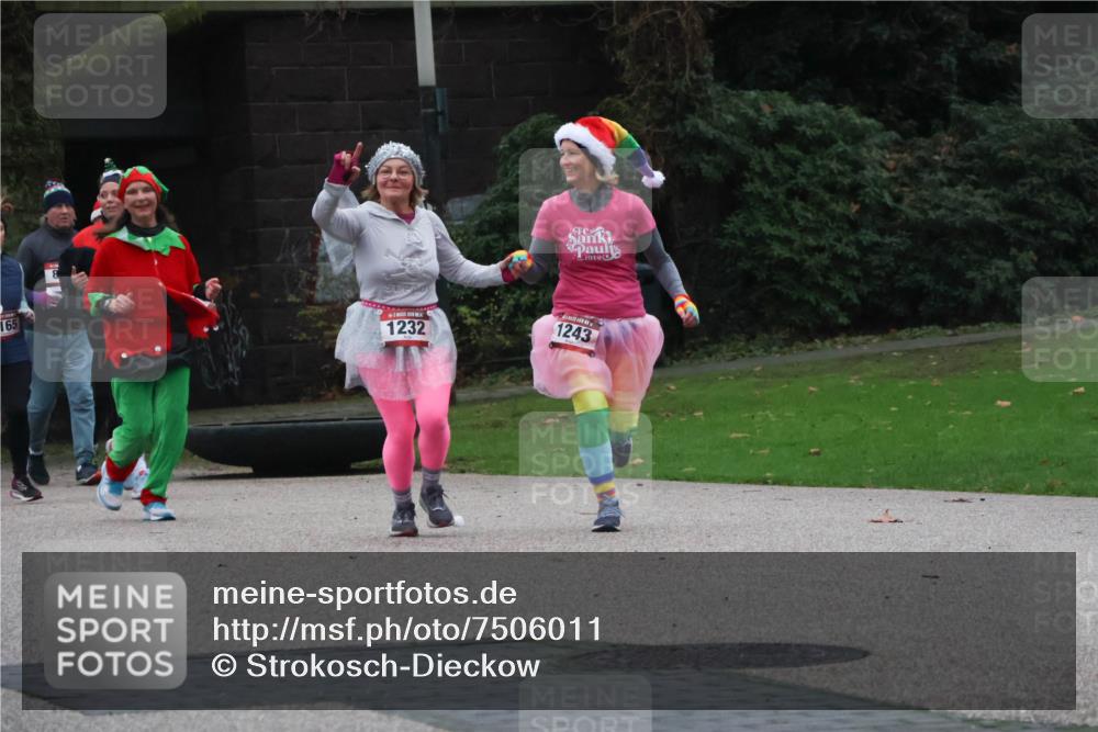 08.12.2024 - St. Pauli X-Mass-Run No. 14 Strokosch-Dieckow http://msf.ph/oto/7506011 08.12.2024 09:41:38 Laufen 1910, 165, 1232, 1243 meine-sportfotos.de