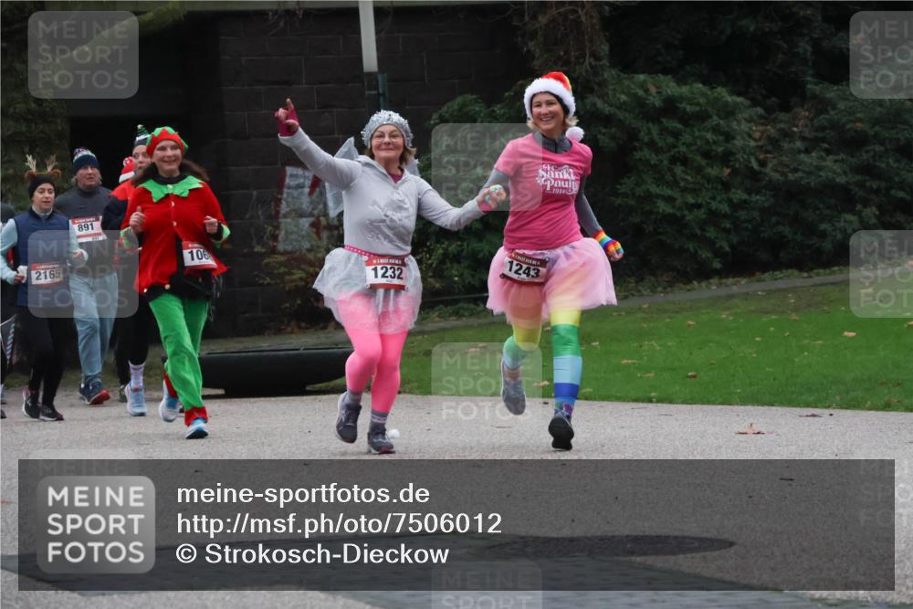 08.12.2024 - St. Pauli X-Mass-Run No. 14 Strokosch-Dieckow http://msf.ph/oto/7506012 08.12.2024 09:41:38 Laufen 2165, 891, 191, 106, 1232, 1243, 19100 meine-sportfotos.de