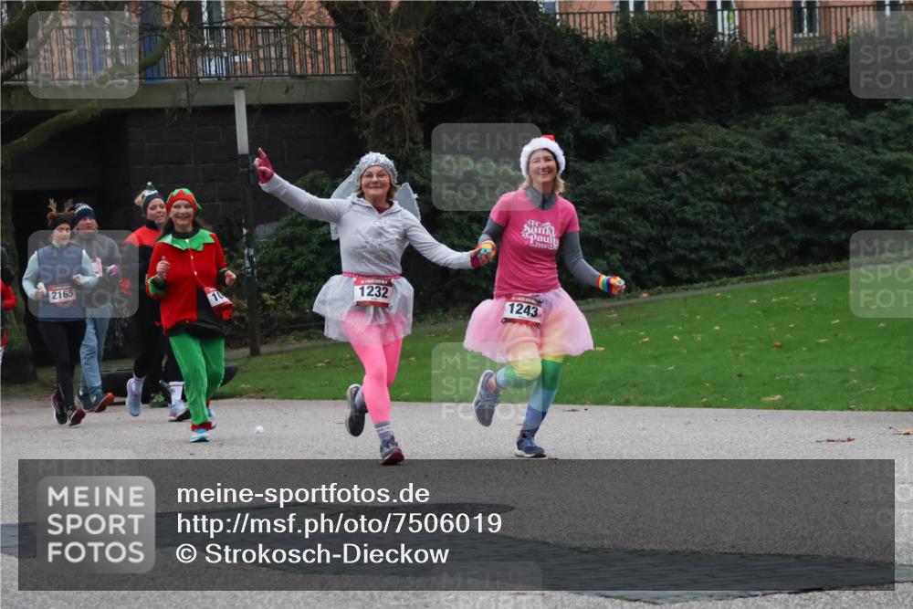 08.12.2024 - St. Pauli X-Mass-Run No. 14 Strokosch-Dieckow http://msf.ph/oto/7506019 08.12.2024 09:41:39 Laufen 2165, 1232, 19190, 1243 meine-sportfotos.de