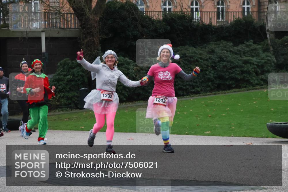 08.12.2024 - St. Pauli X-Mass-Run No. 14 Strokosch-Dieckow http://msf.ph/oto/7506021 08.12.2024 09:41:39 Laufen 91, 1232, 1243 meine-sportfotos.de