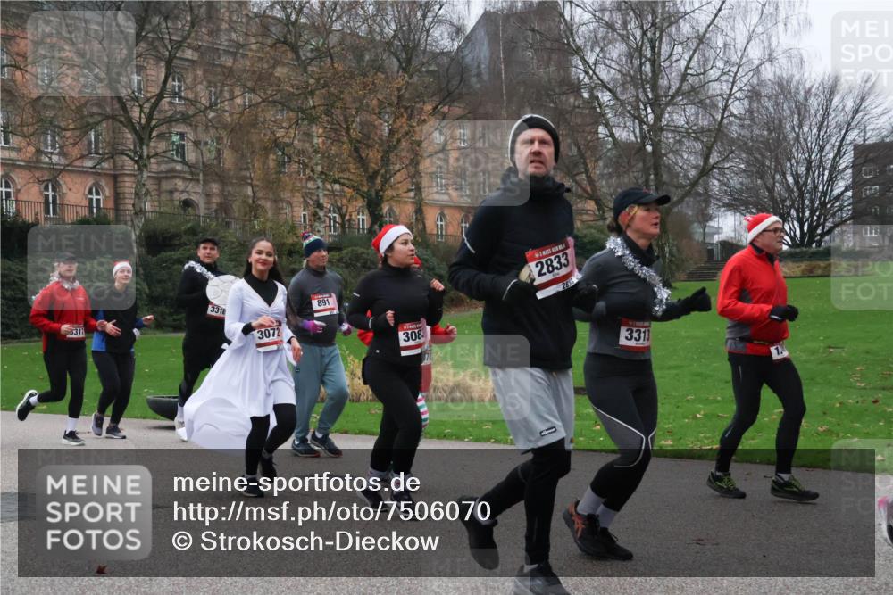 08.12.2024 - St. Pauli X-Mass-Run No. 14 Strokosch-Dieckow http://msf.ph/oto/7506070 08.12.2024 09:41:46 Laufen 3318, 3311, 3072, 891, 308, 2833, 2833, 3313, 1 meine-sportfotos.de