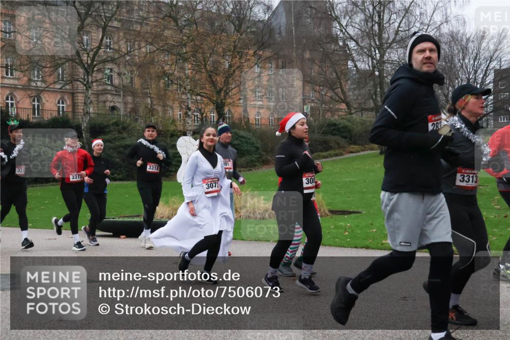 08.12.2024 - St. Pauli X-Mass-Run No. 14 Strokosch-Dieckow http://msf.ph/oto/7506073 08.12.2024 09:41:47 Laufen 3318, 331, 3317, 3072, 191, 308, 28, 3313 meine-sportfotos.de