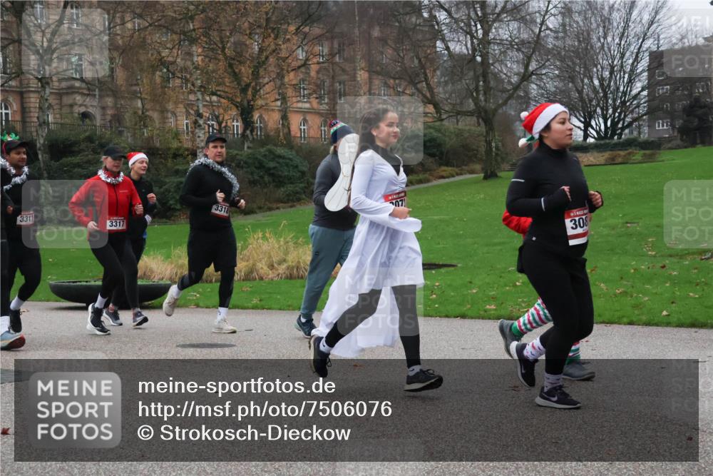 08.12.2024 - St. Pauli X-Mass-Run No. 14 Strokosch-Dieckow http://msf.ph/oto/7506076 08.12.2024 09:41:47 Laufen 3311, 3317, 3318, 307, 308 meine-sportfotos.de