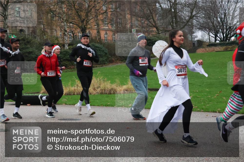 08.12.2024 - St. Pauli X-Mass-Run No. 14 Strokosch-Dieckow http://msf.ph/oto/7506079 08.12.2024 09:41:47 Laufen 077, 331, 3317, 3318, 891, 3072 meine-sportfotos.de