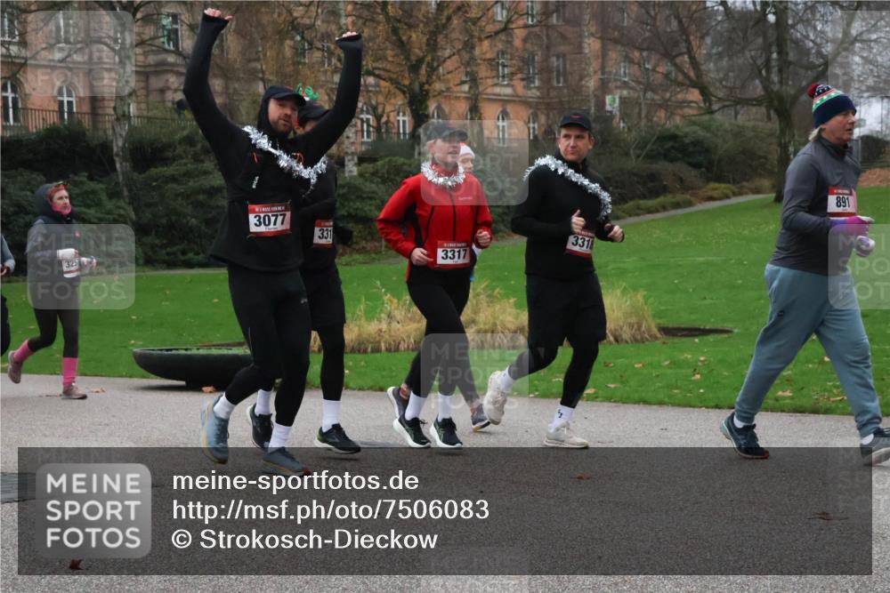 08.12.2024 - St. Pauli X-Mass-Run No. 14 Strokosch-Dieckow http://msf.ph/oto/7506083 08.12.2024 09:41:48 Laufen 325, 3077, 331, 3317, 3318, 891 meine-sportfotos.de