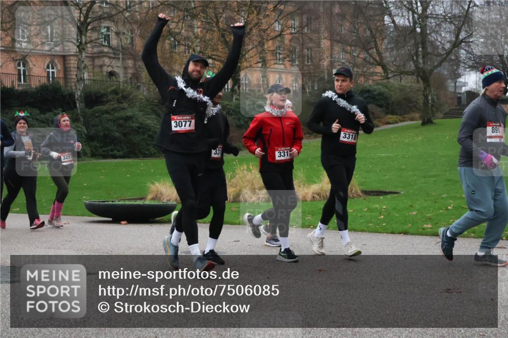 08.12.2024 - St. Pauli X-Mass-Run No. 14 Strokosch-Dieckow http://msf.ph/oto/7506085 08.12.2024 09:41:48 Laufen 3257, 3077, 3318, 331, 331, 891 meine-sportfotos.de