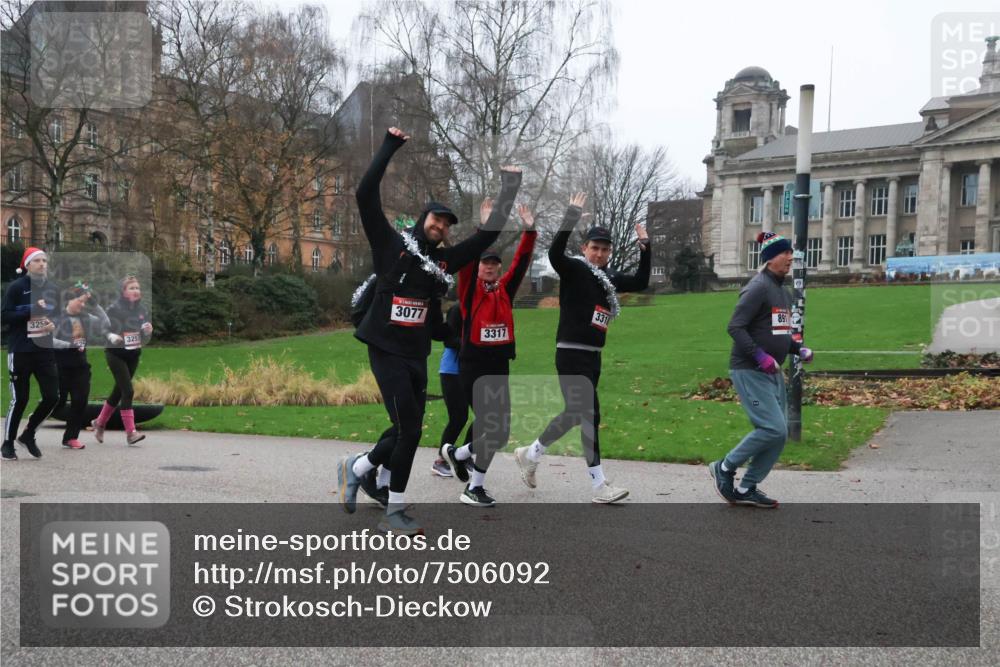 08.12.2024 - St. Pauli X-Mass-Run No. 14 Strokosch-Dieckow http://msf.ph/oto/7506092 08.12.2024 09:41:49 Laufen 325, 3257, 891, 331, 3077, 3317 meine-sportfotos.de