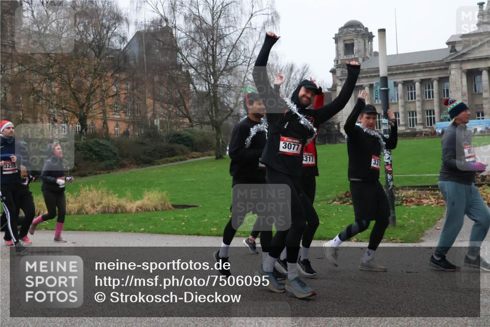08.12.2024 - St. Pauli X-Mass-Run No. 14 Strokosch-Dieckow http://msf.ph/oto/7506095 08.12.2024 09:41:49 Laufen 17, 3255, 3077, 317, 331, 891 meine-sportfotos.de