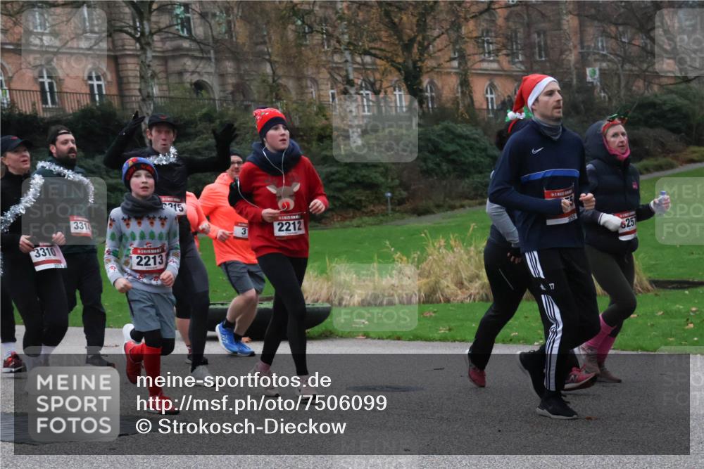 08.12.2024 - St. Pauli X-Mass-Run No. 14 Strokosch-Dieckow http://msf.ph/oto/7506099 08.12.2024 09:41:50 Laufen 3310, 3314, 2213, 15, 3, 2212, 17, 6257 meine-sportfotos.de