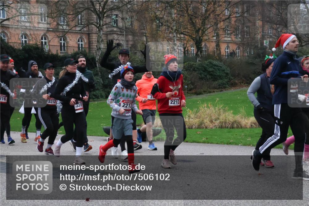 08.12.2024 - St. Pauli X-Mass-Run No. 14 Strokosch-Dieckow http://msf.ph/oto/7506102 08.12.2024 09:41:51 Laufen 316, 3312, 13310, 2213, 3, 2212 meine-sportfotos.de