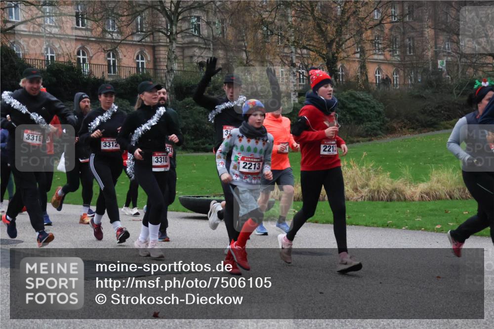 08.12.2024 - St. Pauli X-Mass-Run No. 14 Strokosch-Dieckow http://msf.ph/oto/7506105 08.12.2024 09:41:51 Laufen 3316, 3312, 814, 3310, 3, 24, 2212, 2213 meine-sportfotos.de