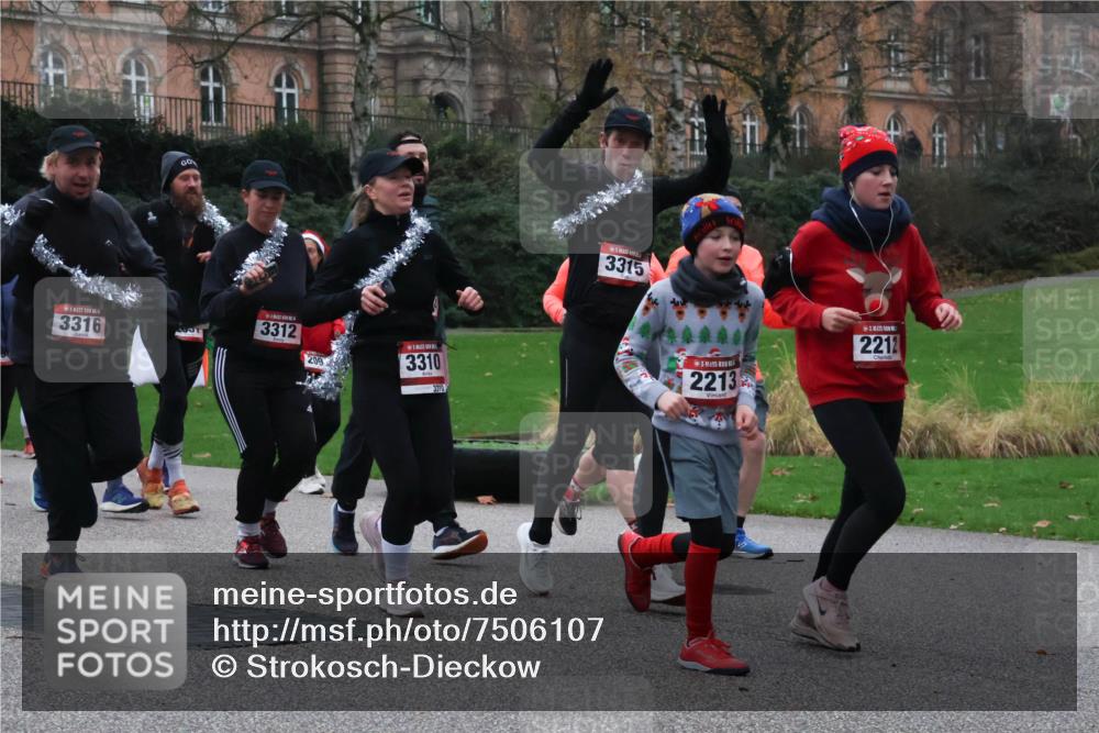 08.12.2024 - St. Pauli X-Mass-Run No. 14 Strokosch-Dieckow http://msf.ph/oto/7506107 08.12.2024 09:41:51 Laufen 3316, 3312, 209, 3310, 3310, 3315, 2213, 2212 meine-sportfotos.de