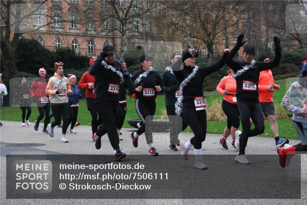 08.12.2024 - St. Pauli X-Mass-Run No. 14 Strokosch-Dieckow http://msf.ph/oto/7506111 08.12.2024 09:41:52 Laufen 3316, 2013, 3312, 33, 2955, 2093, 3310, 3315 meine-sportfotos.de
