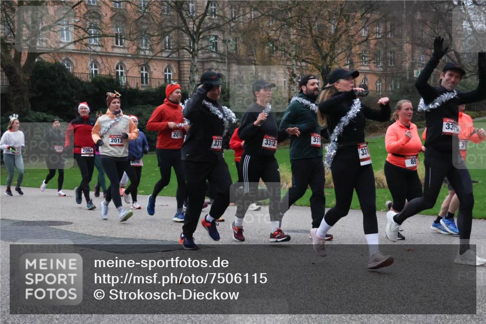08.12.2024 - St. Pauli X-Mass-Run No. 14 Strokosch-Dieckow http://msf.ph/oto/7506115 08.12.2024 09:41:52 Laufen 955, 2093, 2013, 2098, 2015, 331, 3312, 331, 3310, 89, 3315, 31 meine-sportfotos.de