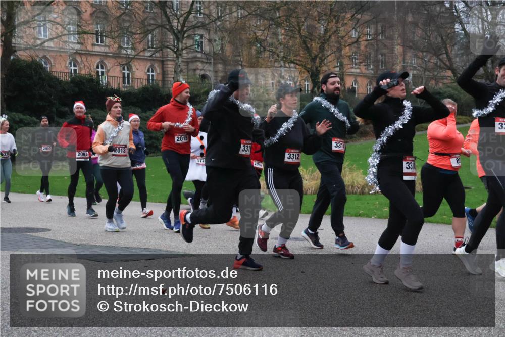 08.12.2024 - St. Pauli X-Mass-Run No. 14 Strokosch-Dieckow http://msf.ph/oto/7506116 08.12.2024 09:41:52 Laufen 2955, 2093, 2013, 098, 2015, 172, 331, 2094, 3312, 3314, 89, 3310, 33 meine-sportfotos.de